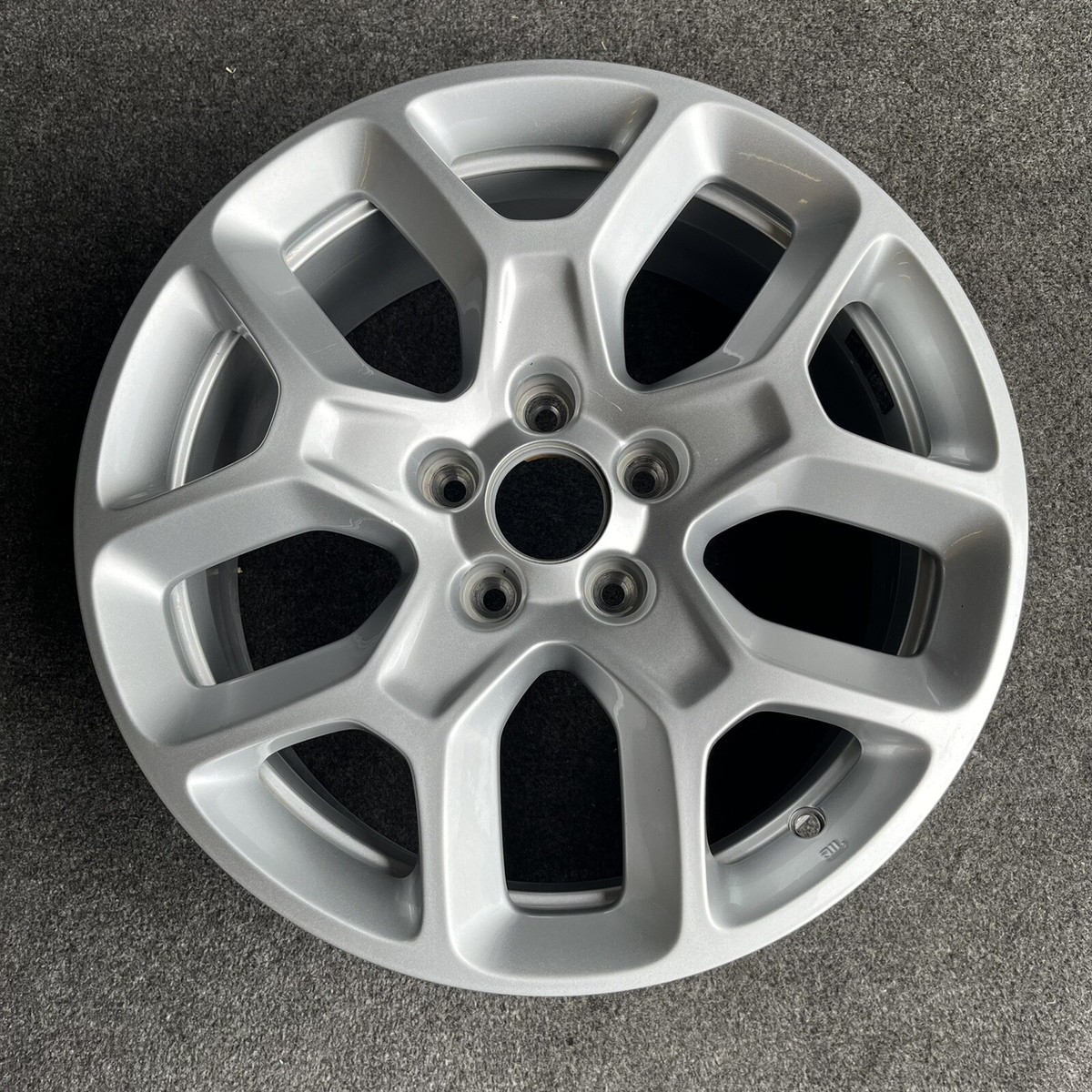 SINGLE 17 INCH WHEEL/RIM JEEP RENEGADE SILVER 2015-2018 OEM