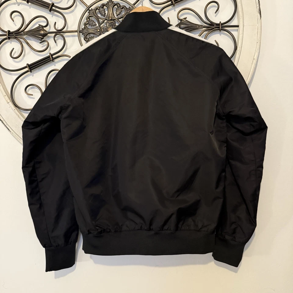 Классическая мужская нейлоновая куртка-бомбер Slate & Stone Varsity в полоску средний размер - Изображение 4 из 4