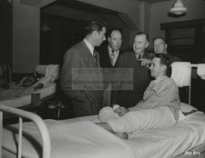JOE DIMAGGIO AT MILITARY HOSPITAL YOKOHAMA JAPAN 1950 8.5X11 CANVAS PHOTO