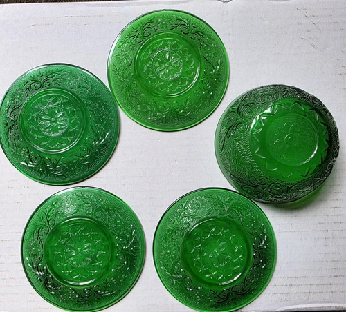 VTG Anchor Hocking Sandwich Glass 4 3/8” Forest Green 4 Saucers/Plates & 1 Bowl