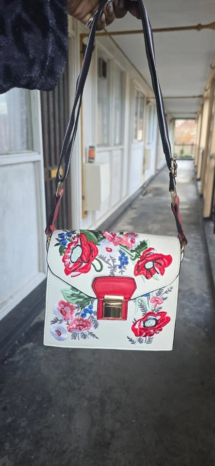 Red Herring Ladies' White Embroidered Cross-body Bag Floral Pattern - Image 2 of 4