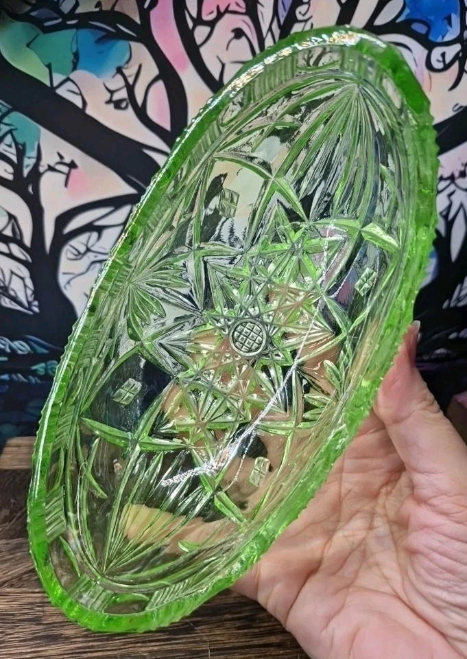 Art Deco 'Sowerby' 1930s Green Pressed Glass Boat / Dish - UV reactive Red Glow - Image 3 of 4