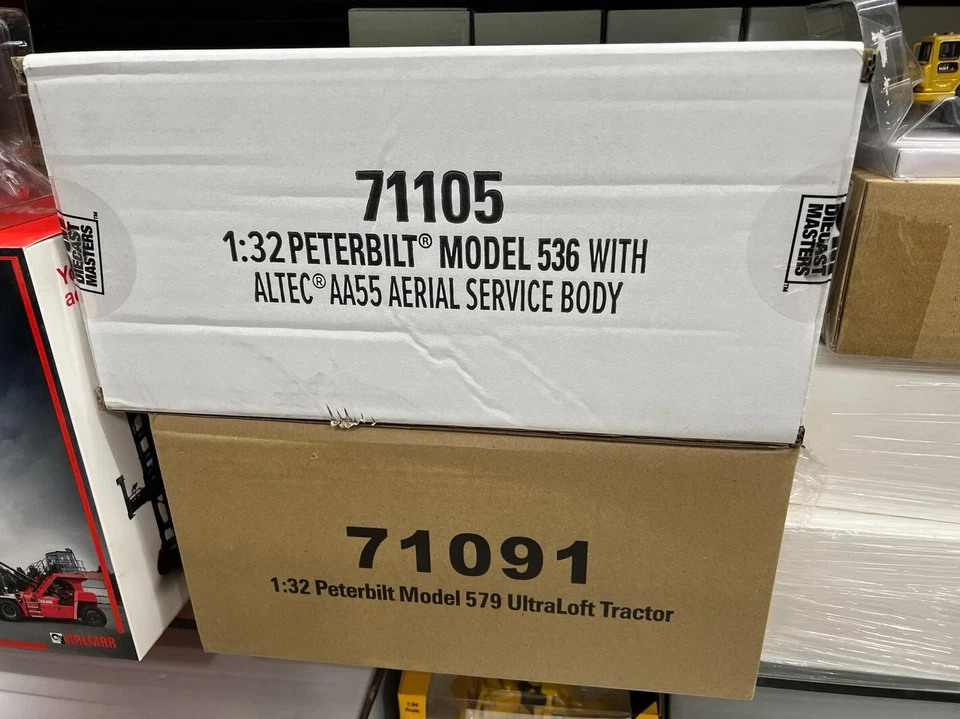 Diecast Masters 1/32 PETERBILT 579 UltraLoft Tractor Red DiecastModel 71091 - Image 2 of 4