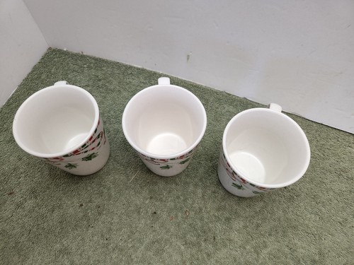 3 GIBSON FESTIVE TRADITIONS CHRISTMAS COFFEE CUPS MUGS 3 3/4" - Picture 2 of 4
