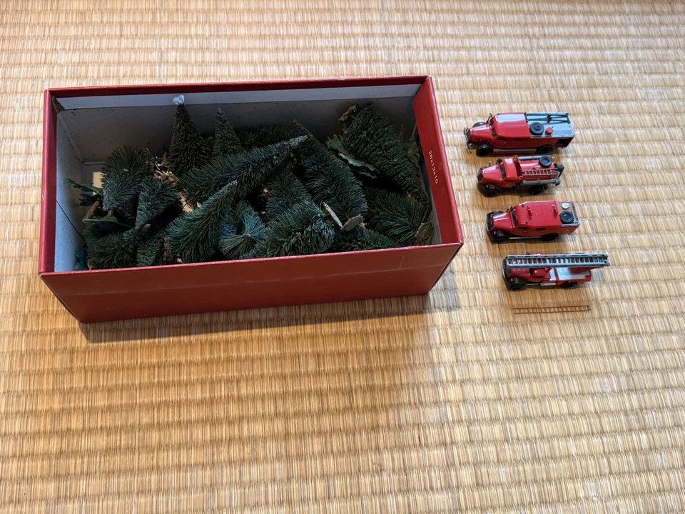 H0 Set Teich, Feuerwehrautos, Bäumen, Boot, Pflanzen, H0 Bausatz Gebraucht