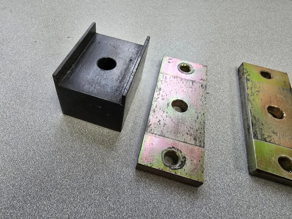 NICE PAIR USED HIGH PERFORMANCE PORSCHE 914 SOLID ENGINE MOTOR MOUNTS - Imagem 4 de 4