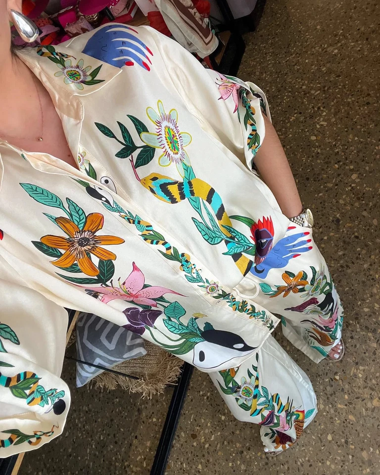 Conjuntos de pantalones estampados satinados de un solo pecho manga corta de dos piezas con solapa para mujer Foto 2 de 4