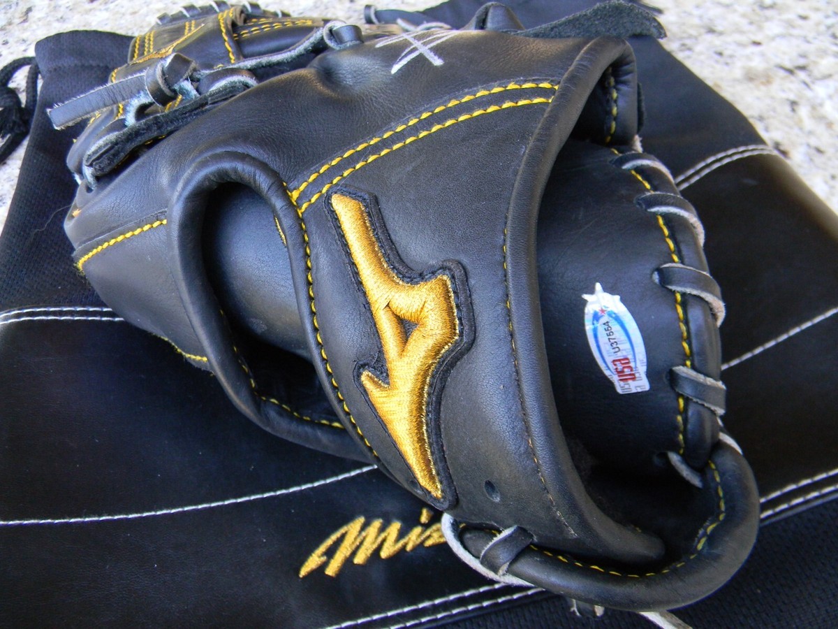 FERNANDO TATIS JR 2020. GAME-USED/ SIGNED MIZUNO FIELDING GLOVE