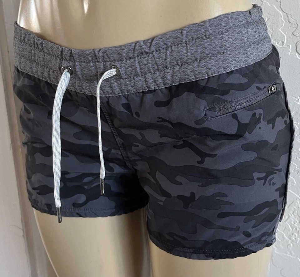 Women’s VUORI CLEMENTINE RUNNING SHORTS🏃 in Black Camo-Size Small - Image 3 of 4