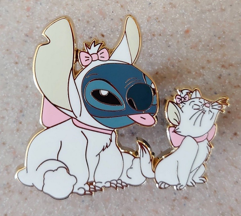 Fantasy Pin Disney Cats Stitch & Marie Kitten sticking tongue out ignoring