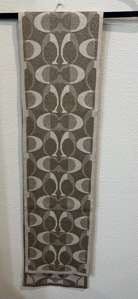 Женский шарф Coach с логотипом C двусторонний металлик шерстяная смесь кремовое золото - Изображение 3 из 4