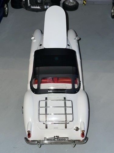 REVELL 1:18 MG MGA ROADSTER IN WHITE 1960 "GORGEOUS RED INTERIOR" 08447 V. RARE - Picture 6 of 10