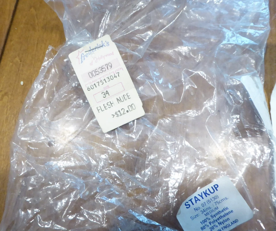 Tazas de instrucción y Kups de Frederick's of Hollywood de los años 70 STAYKUPS Talla 34/M Foto 3 de 4