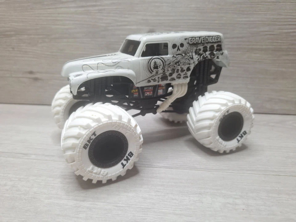 Monster Jam Monster Truck excavadora de tumbas blanco y negro 1:24 diecast de gran tamaño. Foto 2 de 4