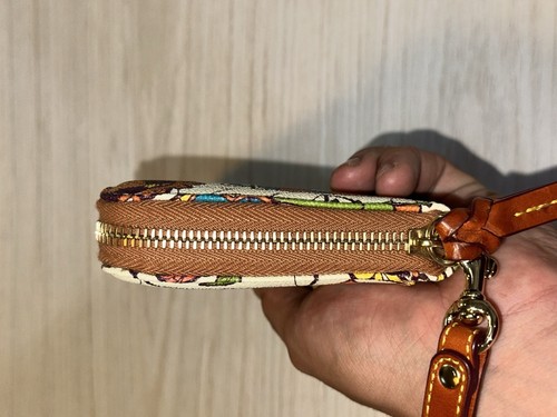 Disney Dooney & Bourke - Beauty and the Beast Stained Glass Wrislet Wallet - Picture 5 of 12