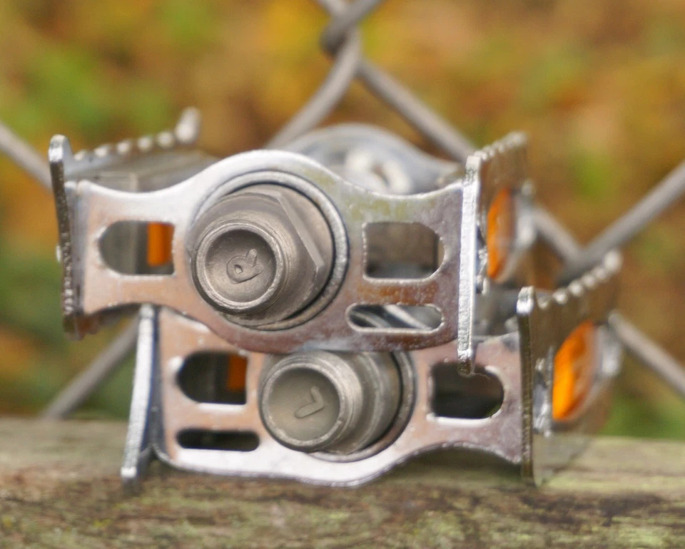 Pedales Lyotard 136R Tapones Antipolvo Trampa Rata De Colección Años 70 Gitano Peugeot SGDG Foto 4 de 4