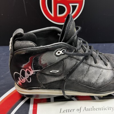 Derek Jeter Autographed New York Yankees Game Used Cleat Derek Jeter Autographed New York Yankees Game Used Cleat