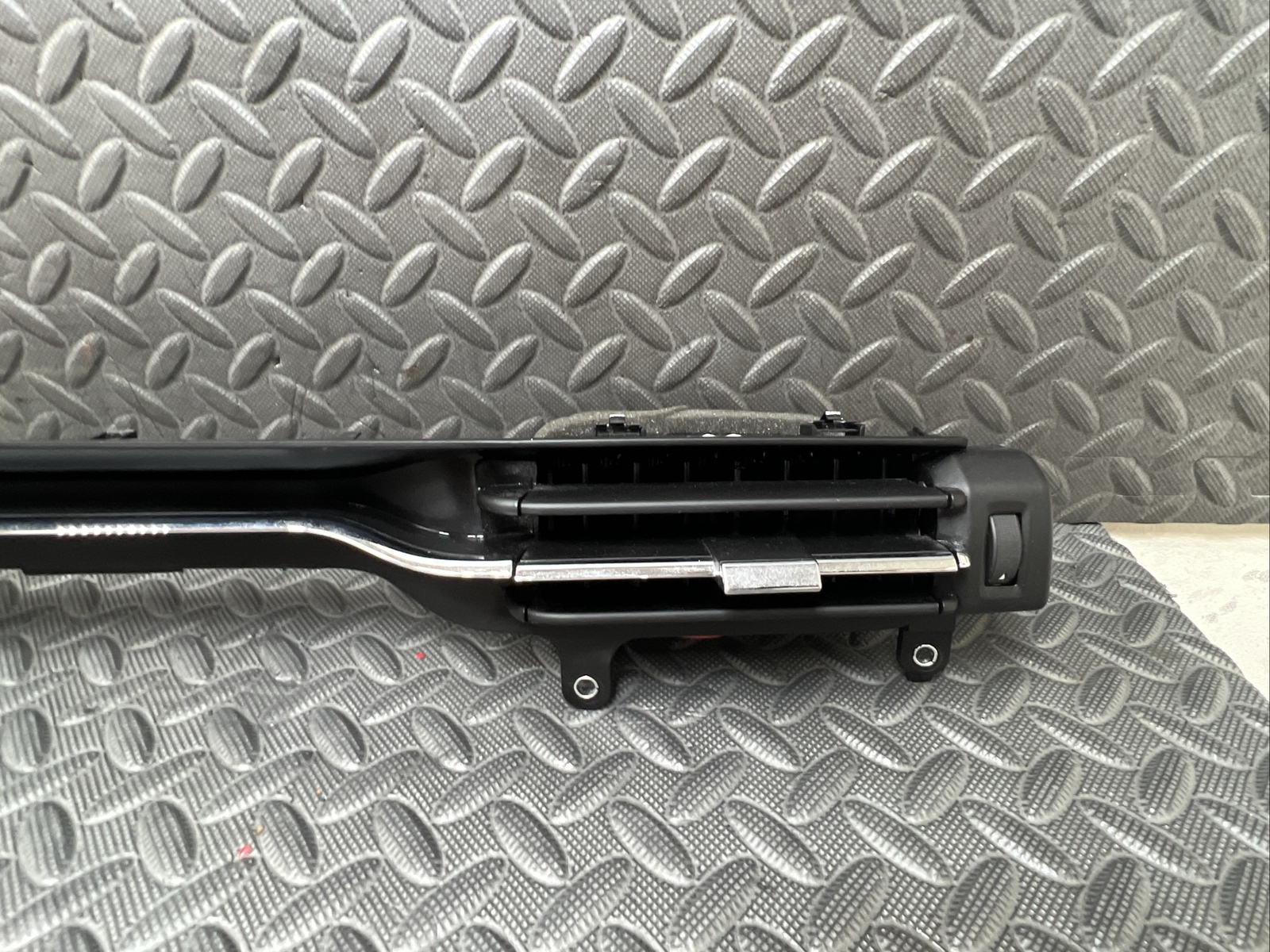 💥 OEM 2014 - 2021 MASERATI QUATTROPORTE DASH AIR VENTS TRIM 670011057
