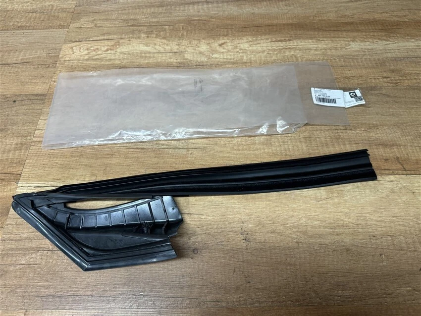 Riel guía de ventana delantero izquierdo genuino Smart 453 - A4537204901 Foto 2 de 2