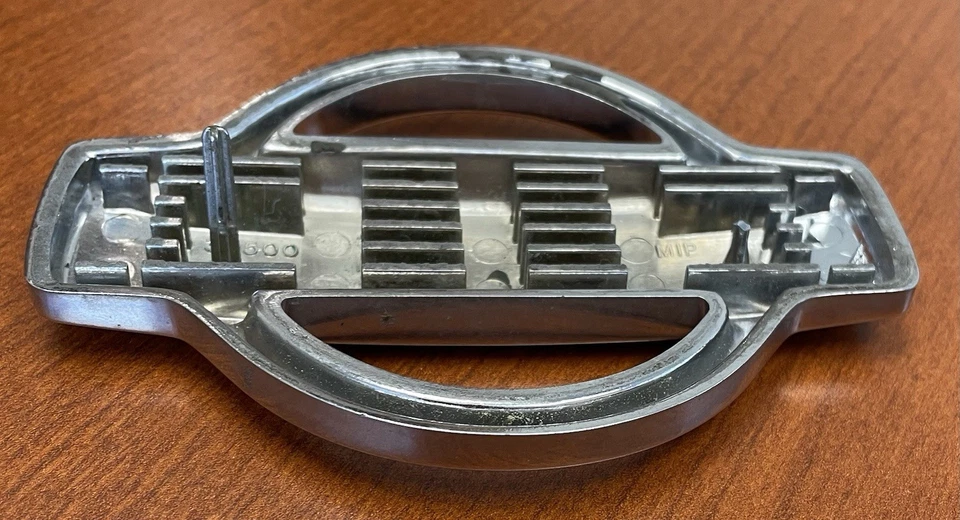 Emblema dianteiro Nissan Frontier 1998-2001 fabricante de equipamento original 62890-3s500 - Imagem 2 de 4