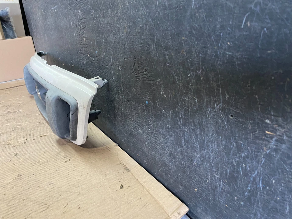 Parrilla delantera para Mazda MPV 1996 a 1997 L9476 Foto 2 de 4