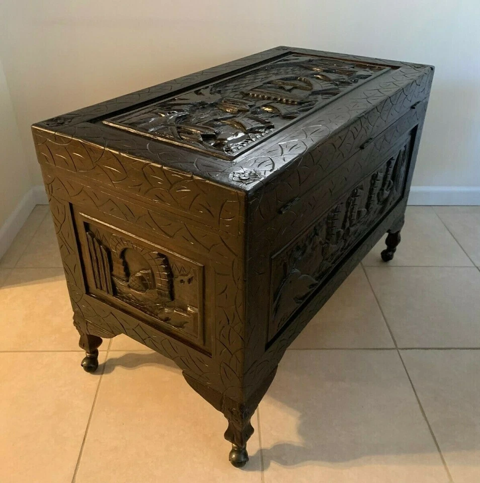 Baúl de madera de alcanfor chino tallado vintage marrón oscuro Foto 2 de 4