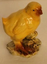 Estatuilla de porcelana realista de pollito bebé amarillo