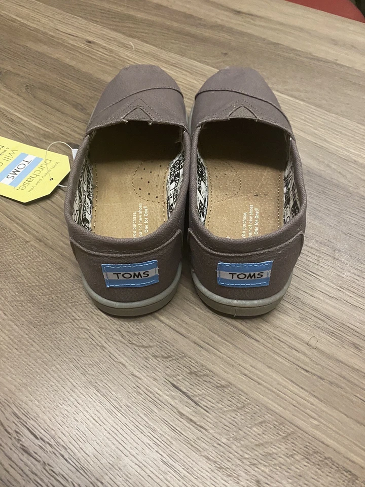 Zapato Toms Nuevo con Etiquetas Nuevo en Caja Clásico Gris Ceniza Sin Cordones de Lona Juvenil Talla 3 Foto 3 de 4