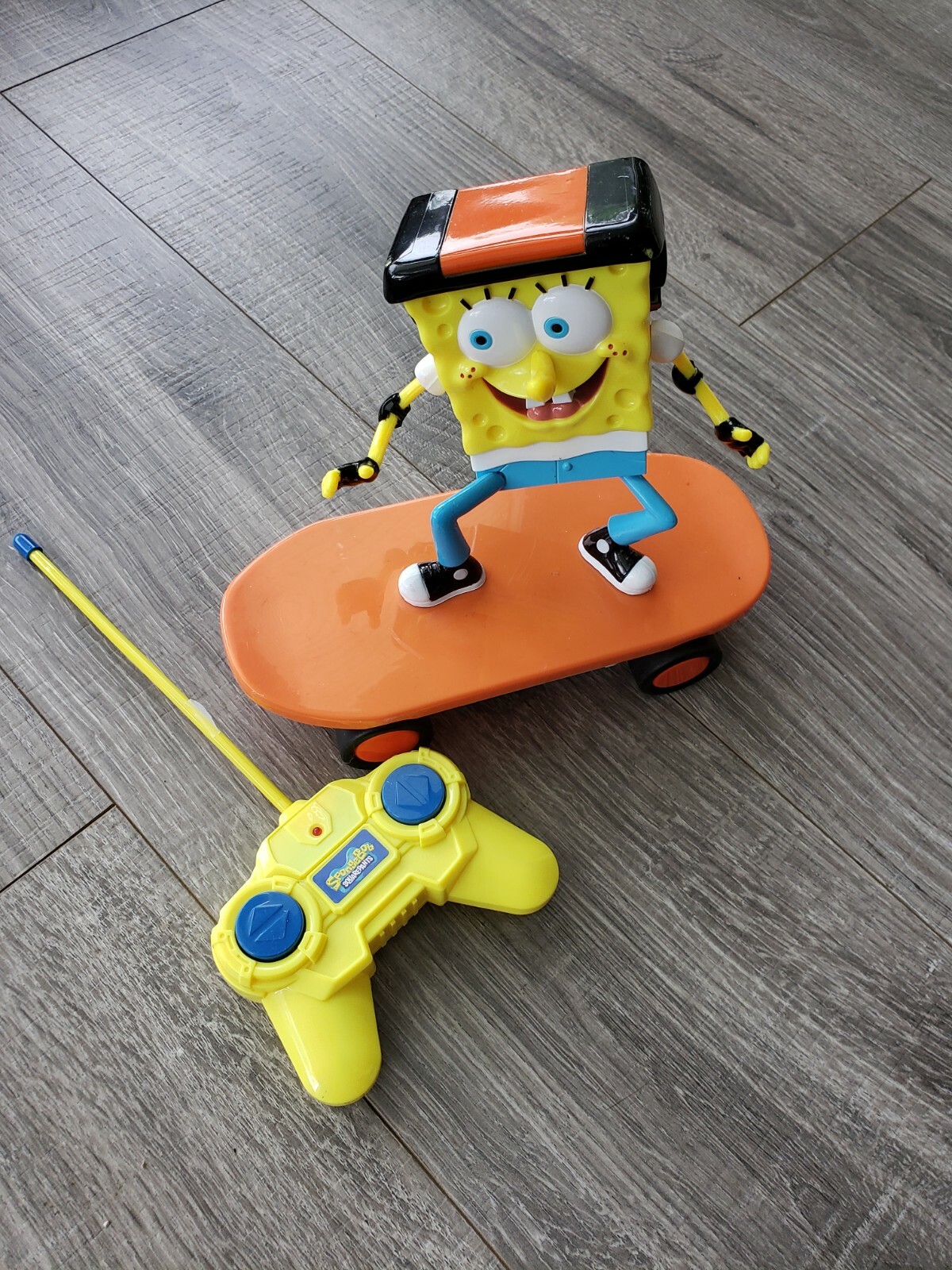 Cartoon SpongeBob Helm Koffer Wasser Tasse Skateboard Elektroauto