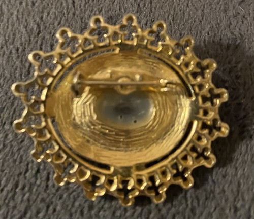 Vintage Gold Toned Brooch With Center Oval Shaped Cabochon 1.5 X 2.0” - Picture 4 of 4