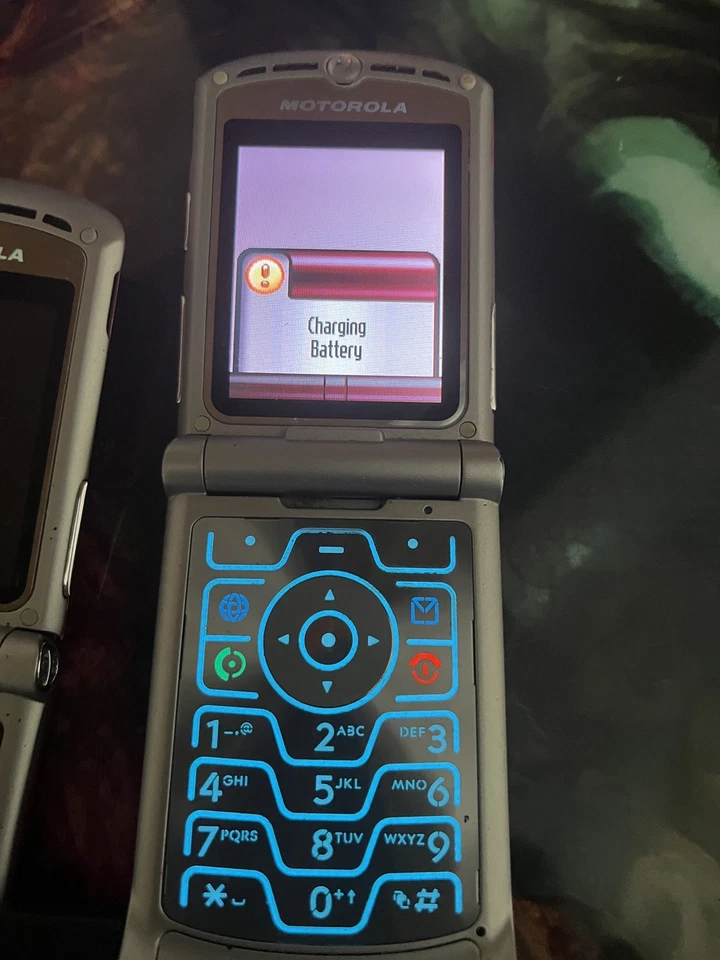 Motorola RAZR V3 Mobile Phone ONE PHONE boxed  please read just one phone - Image 2 of 4