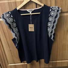 Fabrycznie nowy z metką Nowy Boden Granatowy Broderie Flutter Sleeve Top Rozmiar Large 16-18 rękaw czapki