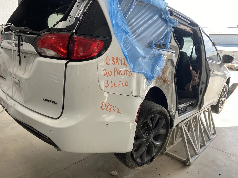 Used Front Center Interior Rear View Mirror fits: 2020 Chrysler Pacifica w/o 3 z - Image 4 of 4