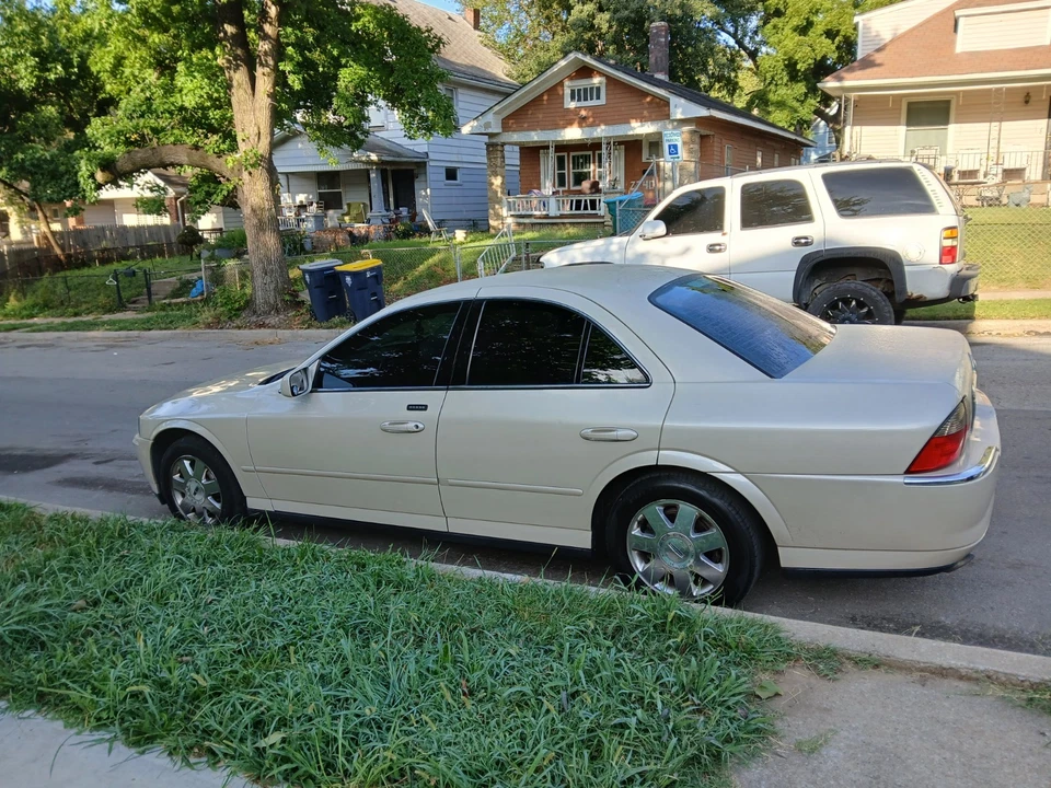 Lincoln Ls 2003 exterior tostado y exterior negro funciona increíble Foto 2 de 4