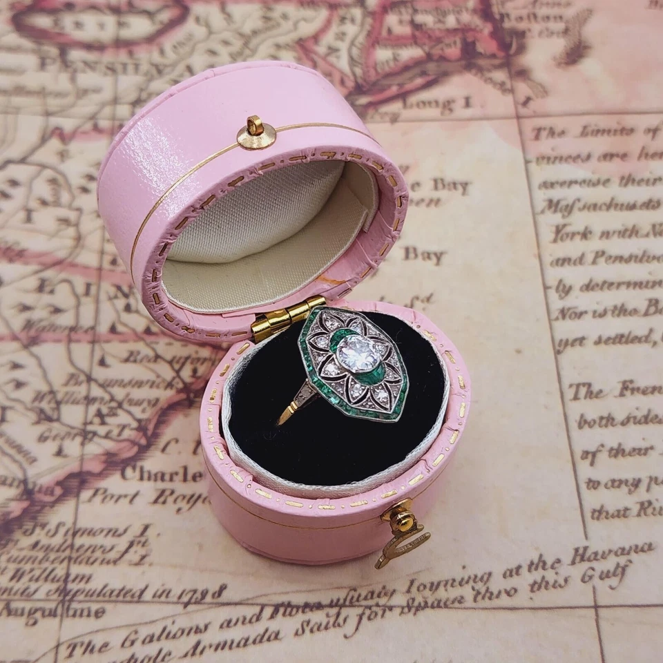 Anillo antiguo de filigrana de dos tonos enchapado en oro blanco de 14 quilates diamante simulado de 2,4 quilates Foto 3 de 4