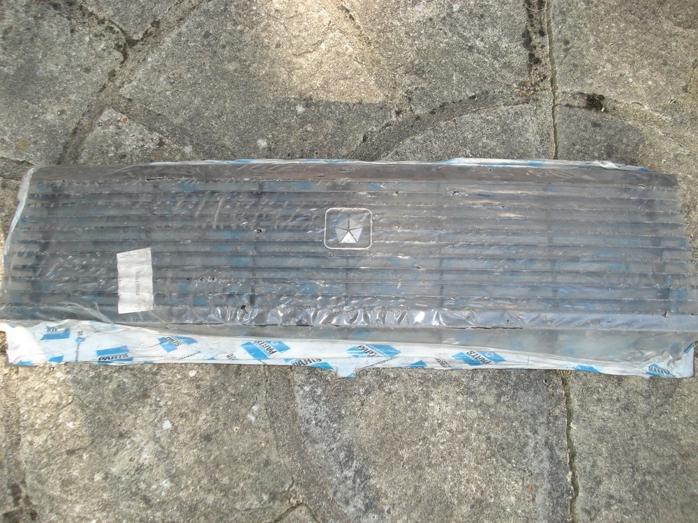 CHRYSLER FRONT GRILL - CHRYSLER GRILLE - CHRYSLER CAR PART - EX SHOP STOCK - VGC