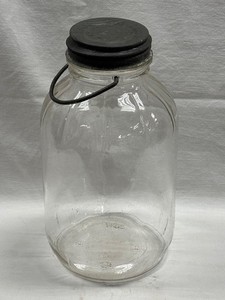 Vintage 1 1/2 Quart Jar with metal bail handle and metal lid