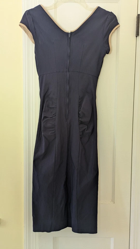 Vestido azul marino de inspiración vintage Stop Staring con lazo y detalles fruncidos talla pequeña Foto 2 de 4