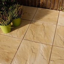 BRADSTONE PEAK RIVEN BUFF COLOUR PAVING SLABS 450X450MM. CODE 03636 DEL INC