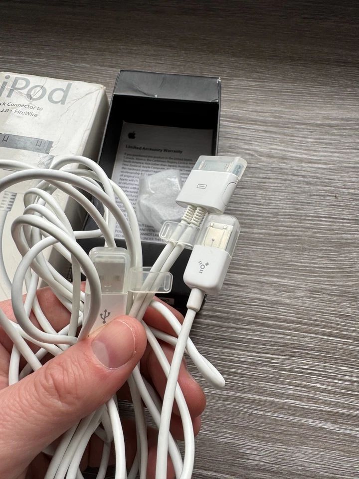 Boxed Apple Dock Connector to FireWire and USB 2.0 Y Cable for iPod (M9126G/A) - Image 3 of 4