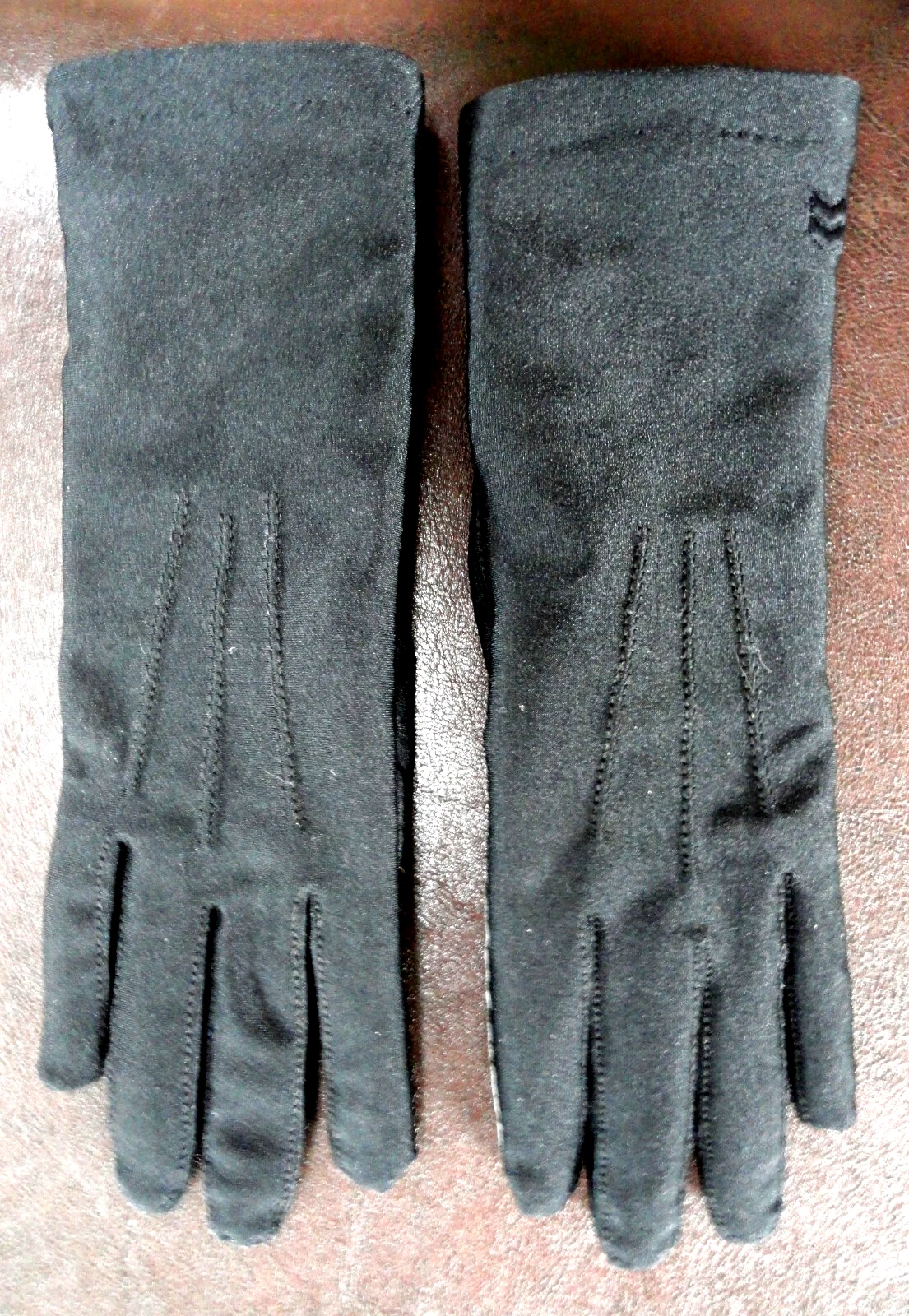 Women’s Isotoner by Arris long Black Gloves One Size fits all
