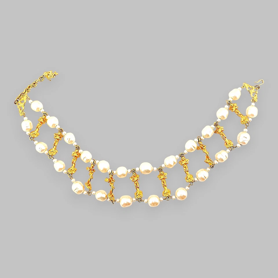 De Colección Karl Lagerfeld Tono Dorado Querubín Barroco Perla Collar Babero Distintivo Collar Foto 3 de 4