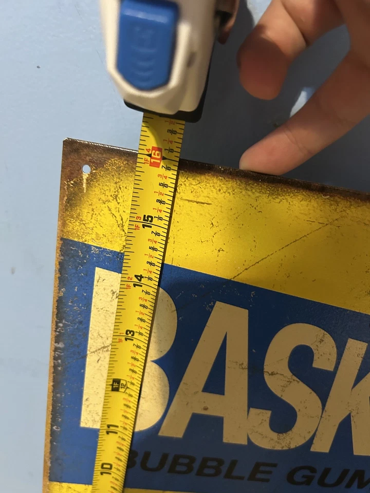 Letrero de lata de baloncesto retro Topps Pro goma de mascar de metal amarillo azul rojo sala de juegos Foto 4 de 4