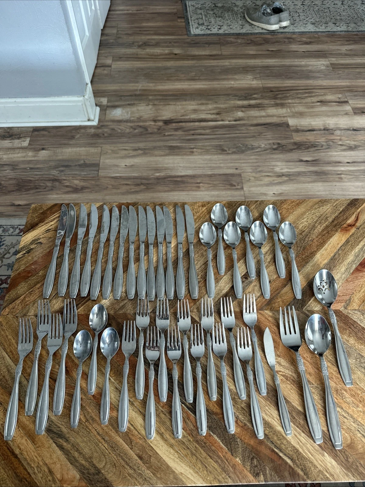Set of 44 Oneida VISTA Pieces Stainless Flatware Outline w/ Serving Set
Opens in a new window or tab