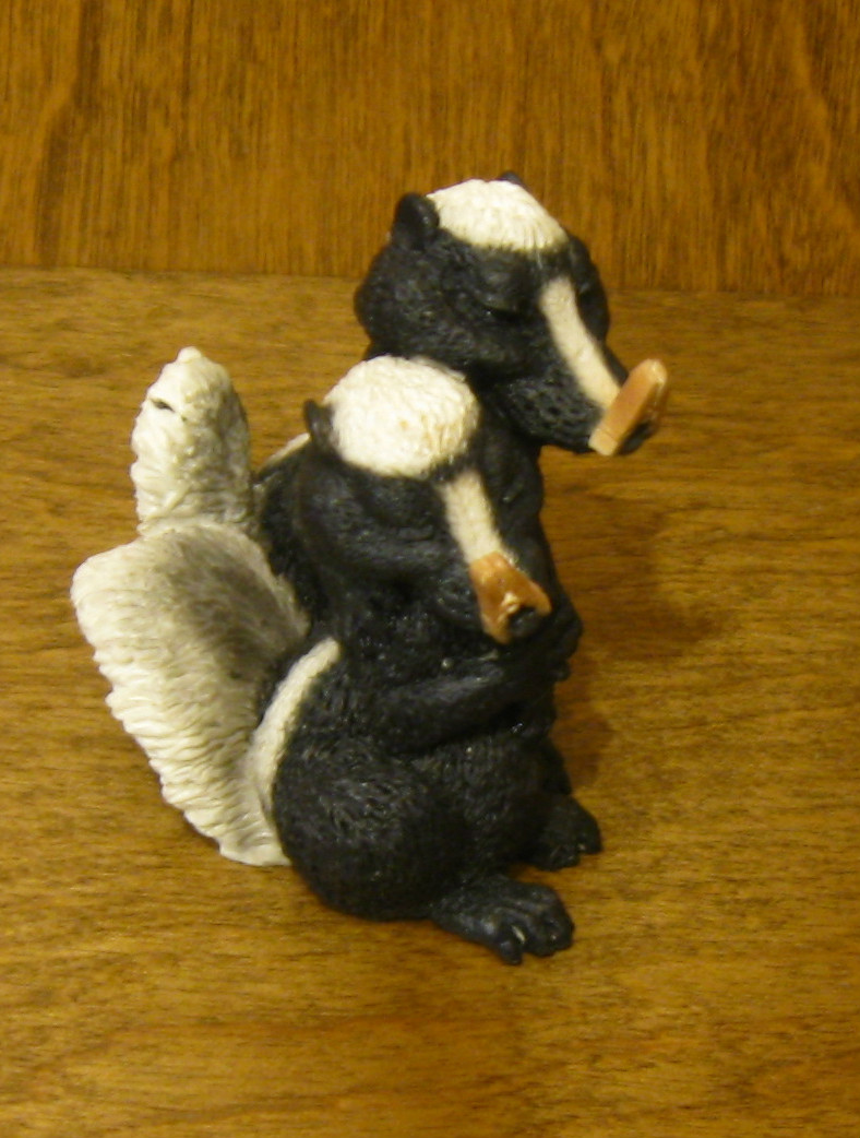 Animal Figurines by Castagna #147-2 SKUNK LOVERS 2.85