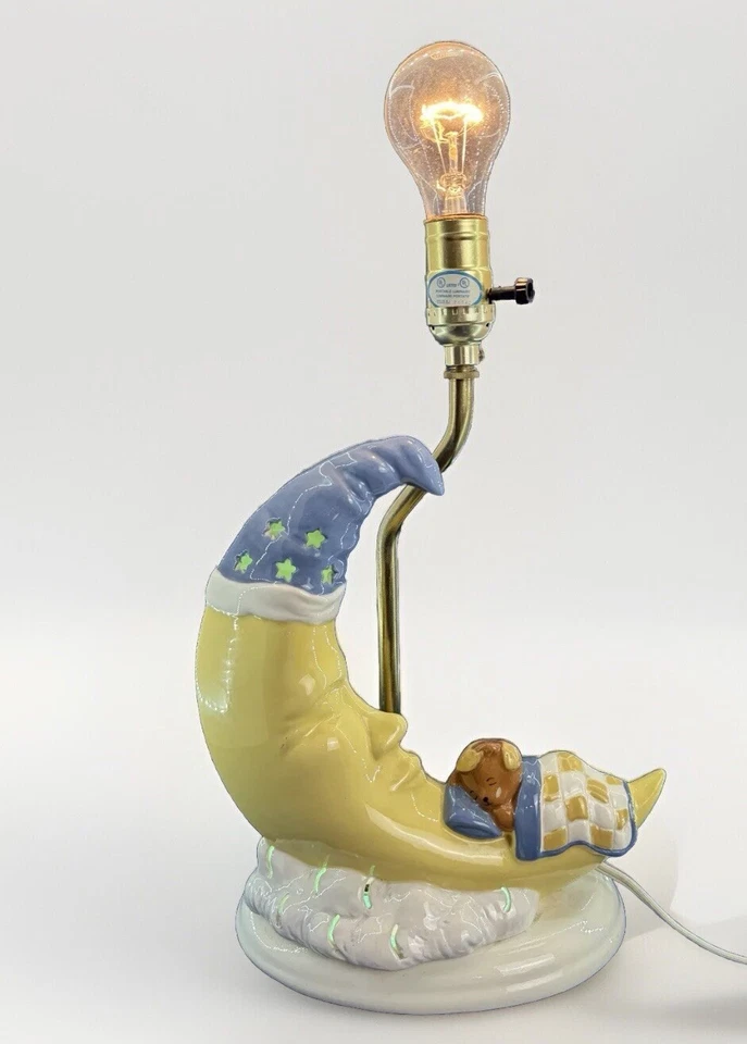 Lâmpada de porcelana vintage urso lua berçário luz noturna década de 1970 MCM decoração quarto de bebê - Imagem 2 de 4