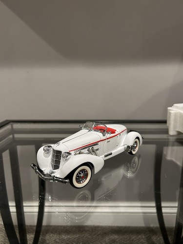 Franklin Mint 1935 BOATTAIL AUBURN 851 SPEEDSTER 1:24 White with Tag.