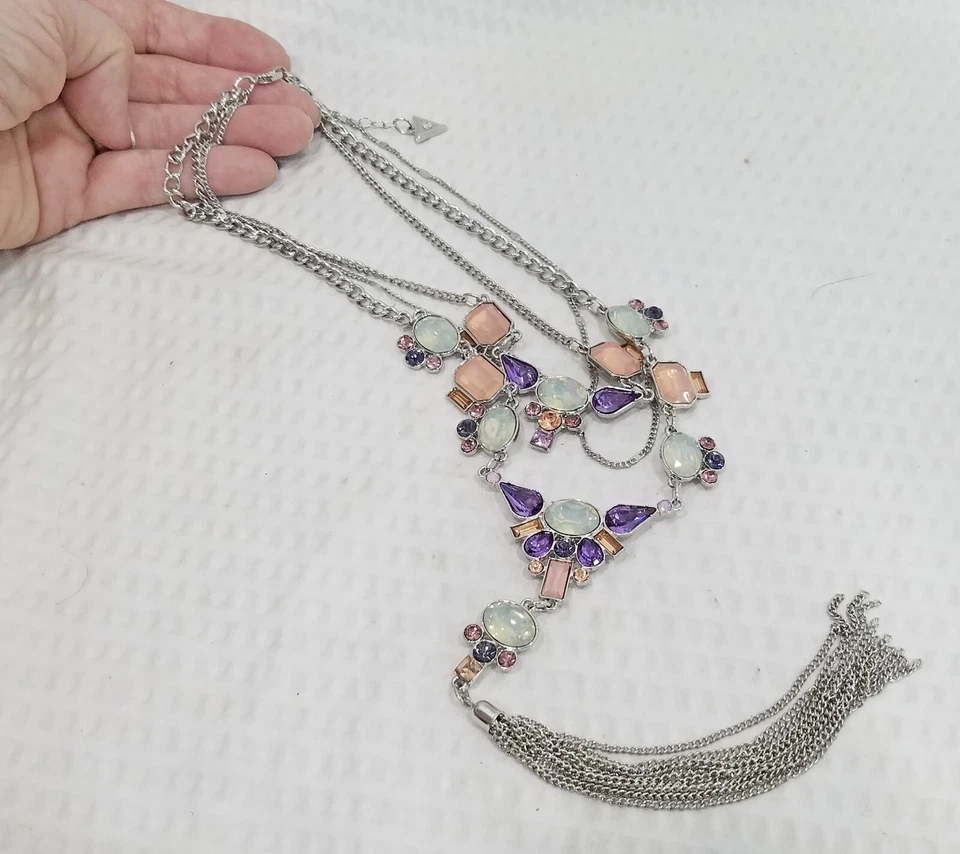 Collar Colgante Multi Hilo Firmado Guess Cristal Lavanda y Melocotón Tono Plata Foto 2 de 4