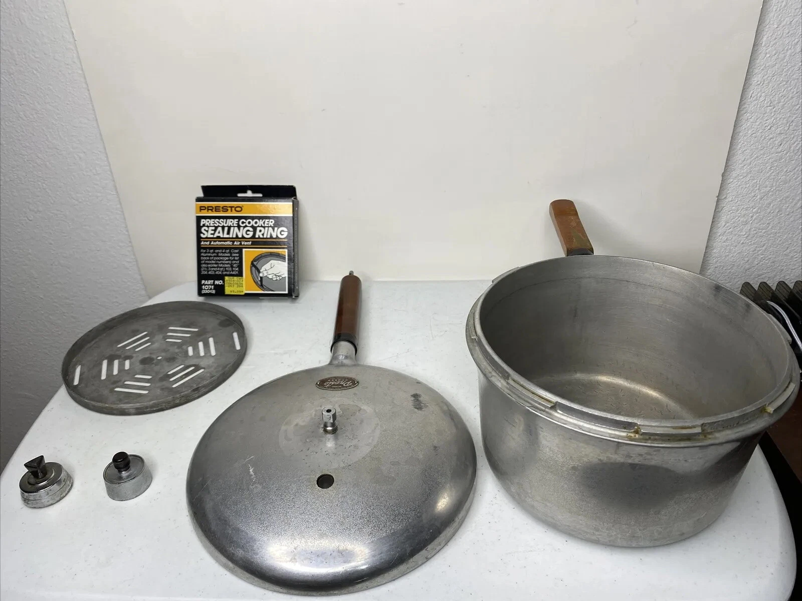 Vintage Presto 4 QT Pressure Cooker Wood Handles & Ring Extra Weights Model #40