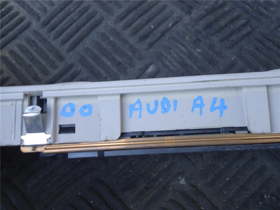 Luz de lectura domo trasero Audi A4 Quattro 2000 Foto 2 de 4